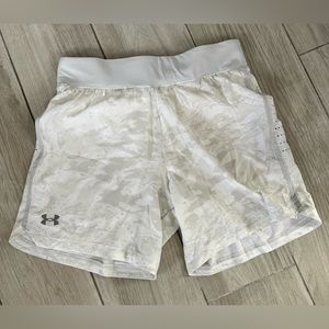 UNDER ARMOUR Athletic Shorts. White & Gray. Size Large. NWT